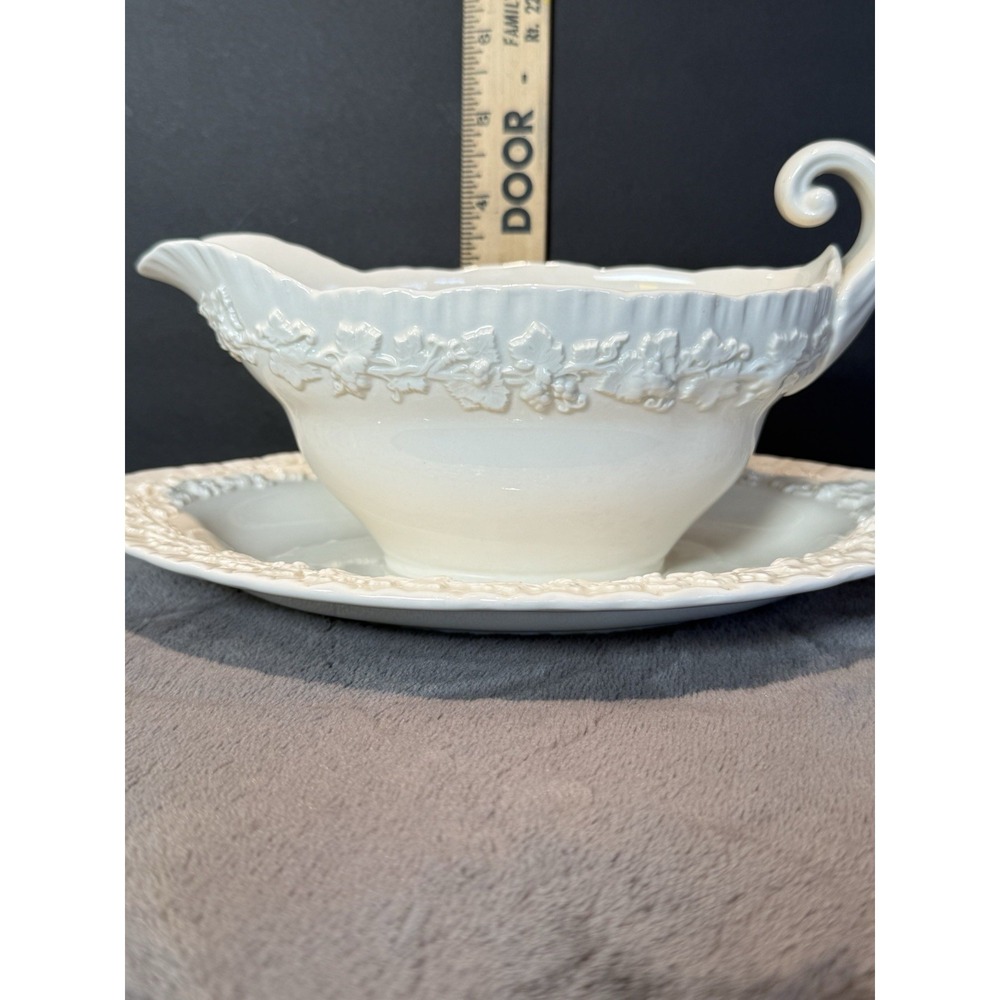 Wedgwood Embossed Queen's‎ Ware Gravy Sauce Boat w Underplate Cream on Cream #2 - Picture 10 of 10